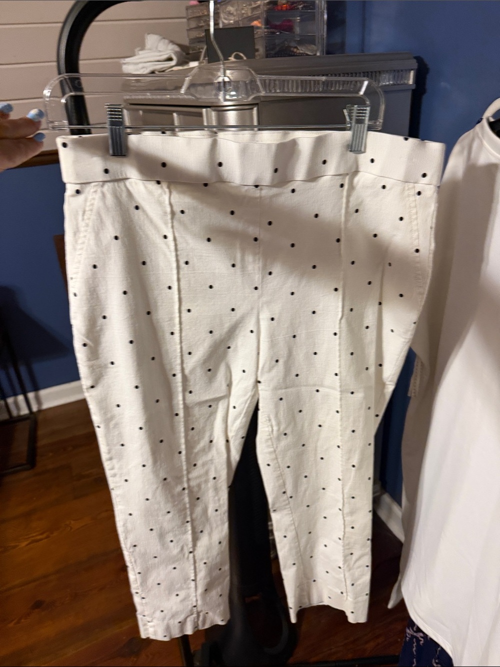 Jules & Leopold White Capri Pants with Black Polka Dots